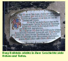 Tafel an der Burgruine Beilstein, die die Geschichte der Burg in altertümlicher Schrift beschreibt.