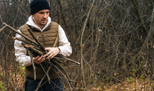 Ein Mann sammelt Holz