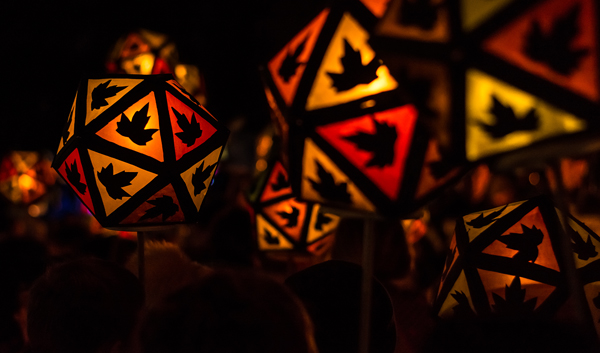 Rot und gelb leuchtende Laternen